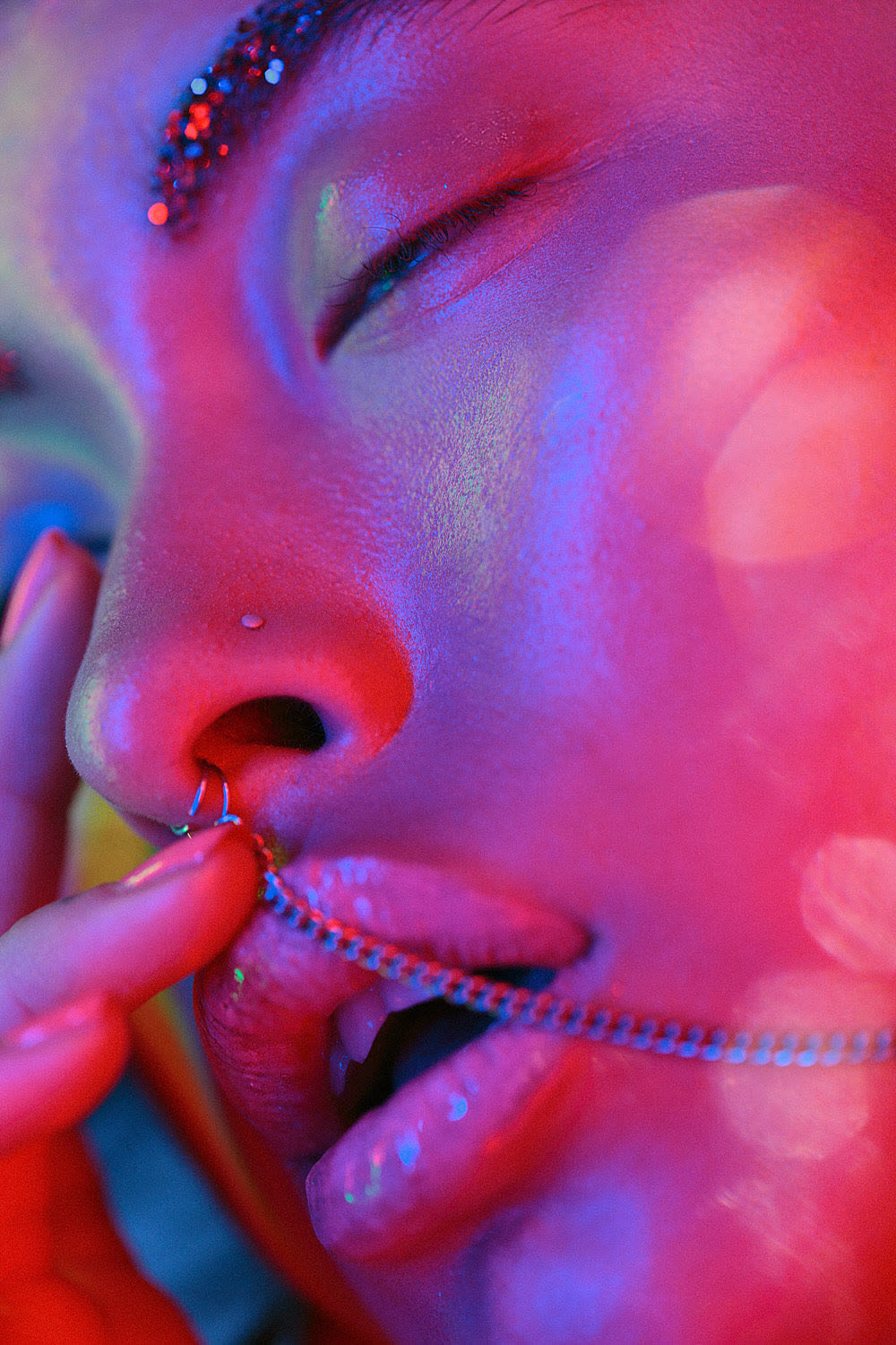 « Skindrop » editorial shooting. Model: Yuki, Philippe Witana & Mbali
Makeup by Kathryn Robbins Photography, Creative Direction and retouch by Olivier Hero Dressen