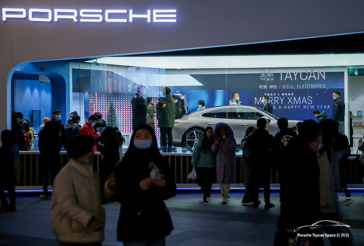 Porsche Taycan Space