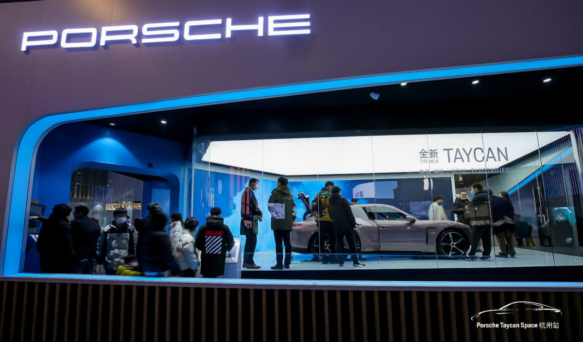 Porsche Taycan Space