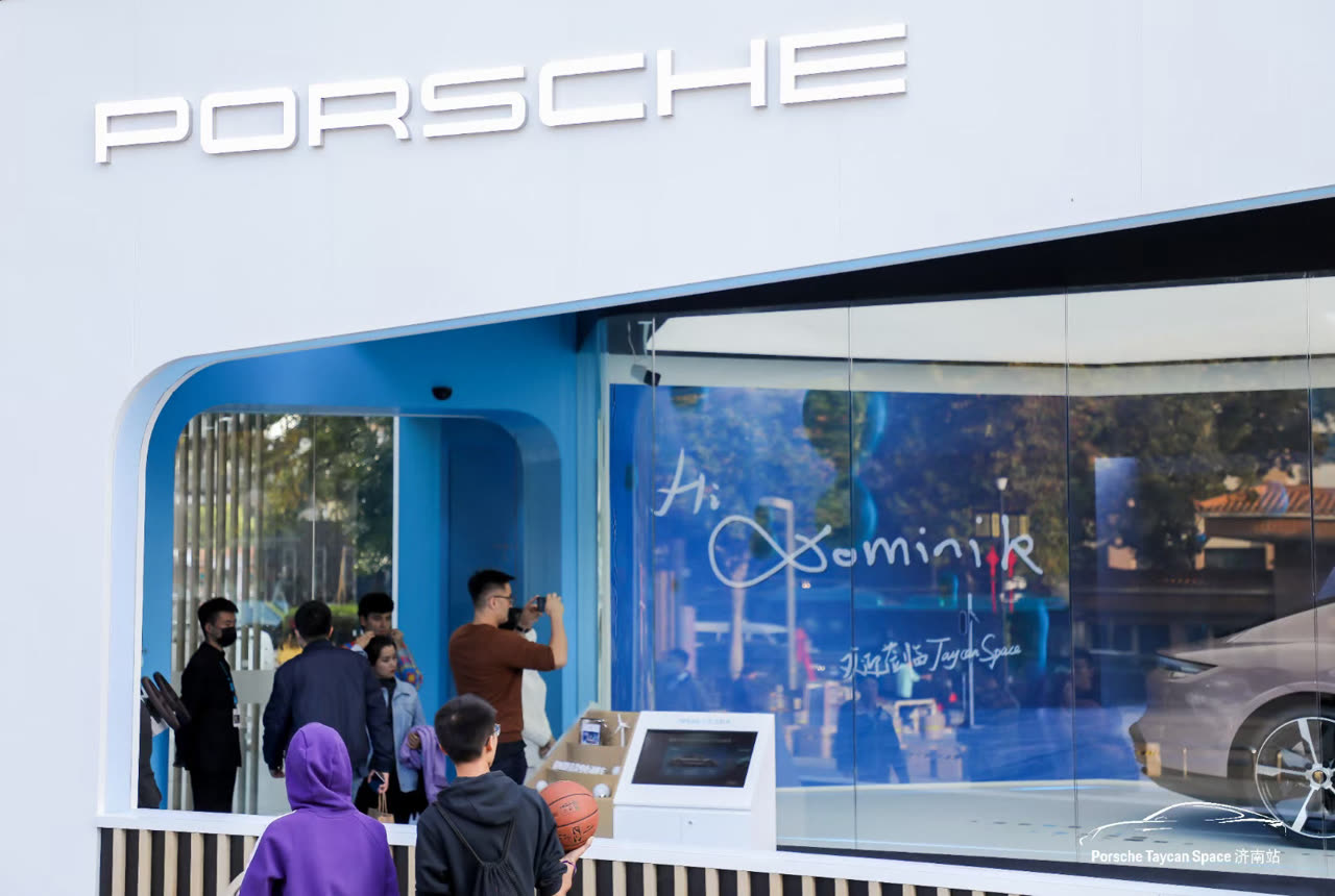 Porsche Taycan Space