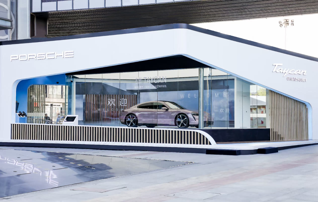 Porsche Taycan Space